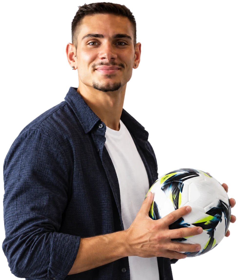 Álex Cabrera, consultor deportivo, con un balón